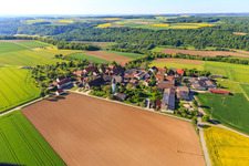 Vue aérienne de Quartier d'Erdbach avec l'élevage de chevaux et le centre équestre Ponyhof Erdbach Fjord à le quartier Schön in Creglingen dans le département Bade-Wurtemberg, Allemagne