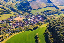 Vue aérienne de Vue du village dans le charmant Taubertal le matin depuis l'ouest à le quartier Tauberzell in Adelshofen dans le département Bavière, Allemagne