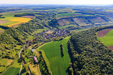 Vue aérienne de Vue d'ensemble du village dans le charmant Taubertal avec vignoble Tauberzell le matin depuis l'ouest à le quartier Tauberzell in Adelshofen dans le département Bavière, Allemagne