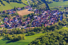 Vue aérienne de Vue du village dans le charmant Taubertal le matin depuis le sud-ouest à le quartier Tauberzell in Adelshofen dans le département Bavière, Allemagne