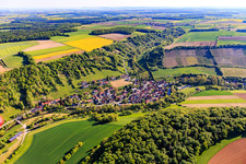 Vue aérienne de Vue d'ensemble du village dans le charmant Taubertal avec vignoble Tauberzell le matin depuis le sud-ouest à le quartier Tauberzell in Adelshofen dans le département Bavière, Allemagne
