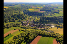 Vue aérienne de Vue d'ensemble du village dans le charmant Taubertal le matin depuis le sud-ouest à le quartier Tauberscheckenbach in Adelshofen dans le département Bavière, Allemagne