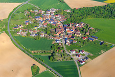 Vue aérienne de Vue du village le matin depuis le sud-est à le quartier Finsterlohr in Creglingen dans le département Bade-Wurtemberg, Allemagne