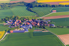 Vue aérienne de Vue du village le matin depuis le sud à le quartier Schirmbach in Creglingen dans le département Bade-Wurtemberg, Allemagne