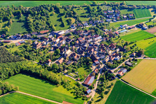 Vue aérienne de Vue d'ensemble du village le matin depuis le sud-ouest à le quartier Reinsbronn in Creglingen dans le département Bade-Wurtemberg, Allemagne