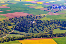 Vue aérienne de Château de Brauneck avec toit photovoltaïque à le quartier Niedersteinach in Creglingen dans le département Bade-Wurtemberg, Allemagne