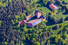 Vue oblique de Château de Brauneck avec toit photovoltaïque à le quartier Niedersteinach in Creglingen dans le département Bade-Wurtemberg, Allemagne