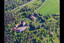 Château de Brauneck avec toit photovoltaïque à le quartier Niedersteinach in Creglingen dans le département Bade-Wurtemberg, Allemagne d'en haut