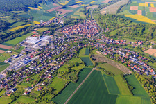 Vue aérienne de Vue d'ensemble du charmant Taubertal le matin depuis le nord-est à Röttingen dans le département Bavière, Allemagne