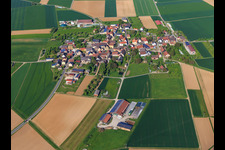 Vue aérienne de Vue d'ensemble du village le matin depuis l'est à le quartier Strüth in Röttingen dans le département Bavière, Allemagne