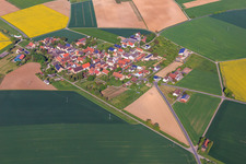 Vue aérienne de Vue d'ensemble du village le matin depuis l'est à le quartier Oesfeld in Bütthard dans le département Bavière, Allemagne