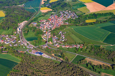 Vue aérienne de Vue d'ensemble de la vallée de la Tauber le matin depuis le sud-est à le quartier Zimmern in Grünsfeld dans le département Bade-Wurtemberg, Allemagne