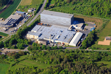 Vue aérienne de Refresco Deutschland GmbH et Autoservice Feuerstein à Grünsfeld dans le département Bade-Wurtemberg, Allemagne