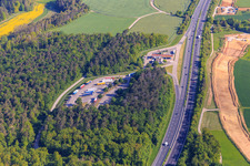 Vue aérienne de Aire de repos Tank & Rast Ob der Tauber Ouest avec station-service Shell sur l'A81 à le quartier Grünsfeldhausen in Grünsfeld dans le département Bade-Wurtemberg, Allemagne