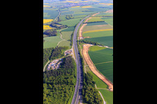 Vue aérienne de Aire de repos Tank & Rast Ob der Tauber Ouest avec station-service Shell sur l'A81 à le quartier Grünsfeldhausen in Grünsfeld dans le département Bade-Wurtemberg, Allemagne