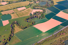 Vue aérienne de Le cours sinueux de la Tauber à Werbach dans le département Bade-Wurtemberg, Allemagne