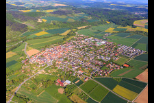 Vue aérienne de Vue de la ville depuis l'ouest à Werbach dans le département Bade-Wurtemberg, Allemagne