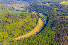 Vue aérienne de Prairies fauchées au bord de la rivière dans la belle vallée de la Tauber vue du sud à le quartier Niklashausen in Werbach dans le département Bade-Wurtemberg, Allemagne