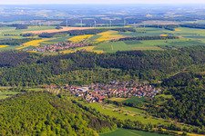 Vue aérienne de Vue du village dans le charmant Taubertal depuis le sud à le quartier Niklashausen in Werbach dans le département Bade-Wurtemberg, Allemagne