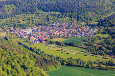 Vue aérienne de Vue du village dans le charmant Taubertal depuis le sud à le quartier Niklashausen in Werbach dans le département Bade-Wurtemberg, Allemagne