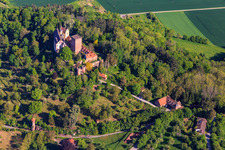 Château et parc du château Gamburg à le quartier Gamburg in Werbach dans le département Bade-Wurtemberg, Allemagne vue d'en haut