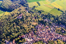 Vue aérienne de Vue de la ville en contrebas du château Gamburg à le quartier Gamburg in Werbach dans le département Bade-Wurtemberg, Allemagne
