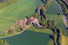 Vue aérienne de Quartier d'Eulschirben dans la charmante vallée de la Tauber depuis le sud-est à le quartier Gamburg in Werbach dans le département Bade-Wurtemberg, Allemagne