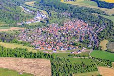 Vue aérienne de Vue du village dans le charmant Taubertal depuis le sud à le quartier Reicholzheim in Wertheim dans le département Bade-Wurtemberg, Allemagne