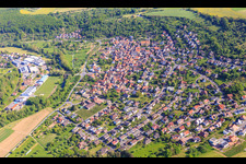 Photographie aérienne de Vue du village dans le charmant Taubertal depuis le sud à le quartier Reicholzheim in Wertheim dans le département Bade-Wurtemberg, Allemagne