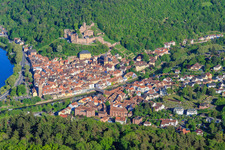 Vue aérienne de Château Burg Wertheim au-dessus de la vieille ville avec Main et Tauber à Wertheim dans le département Bade-Wurtemberg, Allemagne