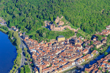 Vue aérienne de Château Burg Wertheim au-dessus de la vieille ville avec Main et Tauber à Wertheim dans le département Bade-Wurtemberg, Allemagne
