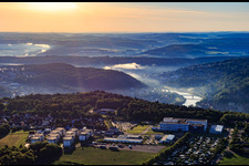 Vue aérienne de Vue du sud depuis le Wartberg vers la vallée du Main le matin à Wertheim dans le département Bade-Wurtemberg, Allemagne