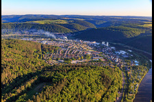 Vue aérienne de Vue du sud dans une boucle du Main à le quartier Bestenheid in Wertheim dans le département Bade-Wurtemberg, Allemagne
