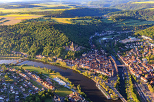 Vue aérienne de Embouchure de la Tauber dans le Main en contrebas du château de Burg Wertheim au-dessus de la vieille ville à Wertheim dans le département Bade-Wurtemberg, Allemagne