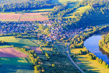 Vue aérienne de Vue de la rivière Main depuis le nord à le quartier Urphar in Wertheim dans le département Bade-Wurtemberg, Allemagne