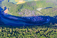 Vue aérienne de Vue depuis l'est dans une boucle de la Tauber à le quartier Waldenhausen in Wertheim dans le département Bade-Wurtemberg, Allemagne