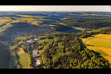 Vue aérienne de Vue de la ville depuis le nord le matin avec la zone industrielle Zum Schlag avec Rekuplast GmbH, Uebe Medical GmbH et TFA Dostmann GmbH & Co. KG à le quartier Reicholzheim in Wertheim dans le département Bade-Wurtemberg, Allemagne