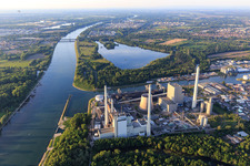Vue aérienne de Rhin entre la centrale à vapeur de Rheinhafen Karlsruhe et les ponts du Rhin près de Maxau à le quartier Knielingen in Karlsruhe dans le département Bade-Wurtemberg, Allemagne