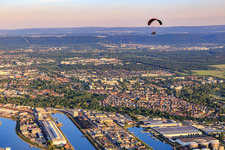 Vue aérienne de Ports du Rhin avec parapentes en soirée à le quartier Mühlburg in Karlsruhe dans le département Bade-Wurtemberg, Allemagne