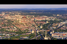 Vue aérienne de Vue de la ville depuis l'ouest avec parapente à le quartier Mühlburg in Karlsruhe dans le département Bade-Wurtemberg, Allemagne