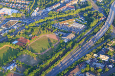 Vue aérienne de Terrains de sport de la Turnerschaft Mühlburg 1861 eV et de l'Auto Zschernitz GmbH à le quartier Mühlburg in Karlsruhe dans le département Bade-Wurtemberg, Allemagne