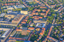 Vue aérienne de Hofgarten Karree et l'hôpital municipal de l'ouest à le quartier Nordweststadt in Karlsruhe dans le département Bade-Wurtemberg, Allemagne