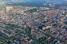 Vue aérienne de Kaiserplatz : intersection de l'Amalienstraße, de la Kaiserstraße, de la Stephanienstraße, de la Reinhold-Frank-Straße et de la Kaiserallee à le quartier Innenstadt-West in Karlsruhe dans le département Bade-Wurtemberg, Allemagne