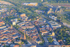 Vue aérienne de Église Saint-Bernard sur la Durlacher Allee et la Gottesauer Straße avec un parapente à le quartier Oststadt in Karlsruhe dans le département Bade-Wurtemberg, Allemagne