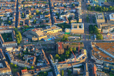Vue aérienne de Chantier pour la rénovation du Badisches Staatstheater sur la Kriegsstr à le quartier Südstadt in Karlsruhe dans le département Bade-Wurtemberg, Allemagne