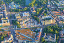 Vue aérienne de Chantier de construction de l'immeuble d'assurance démoli sur la Kriegstraße en face de l'Ettlinger Tor Karlsruhe et du Musée national d'histoire naturelle Karlsruhe à le quartier Südweststadt in Karlsruhe dans le département Bade-Wurtemberg, Allemagne