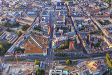 Vue aérienne de Place du marché, Rondellplatz, Ettlinger Tor et Theaterbaustellele sur Kriegsstr à le quartier Innenstadt-West in Karlsruhe dans le département Bade-Wurtemberg, Allemagne