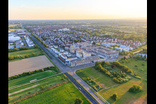 Vue aérienne de Nouveaux bâtiments dans l'Emil-Wachter-Straße avec l'ASB Senior Center RheinLeben à le quartier Mörsch in Rheinstetten dans le département Bade-Wurtemberg, Allemagne
