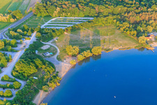 Vue aérienne de Plage déserte à Epplesee en mai froid à le quartier Silberstreifen in Rheinstetten dans le département Bade-Wurtemberg, Allemagne