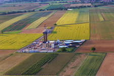 Vue aérienne de Site de forage du site de forage profond V20 de Vercana GmbH pour Vulcan Energy à Schleidberg pour l'extraction d'énergie géothermique et de lithium à Insheim dans le département Rhénanie-Palatinat, Allemagne